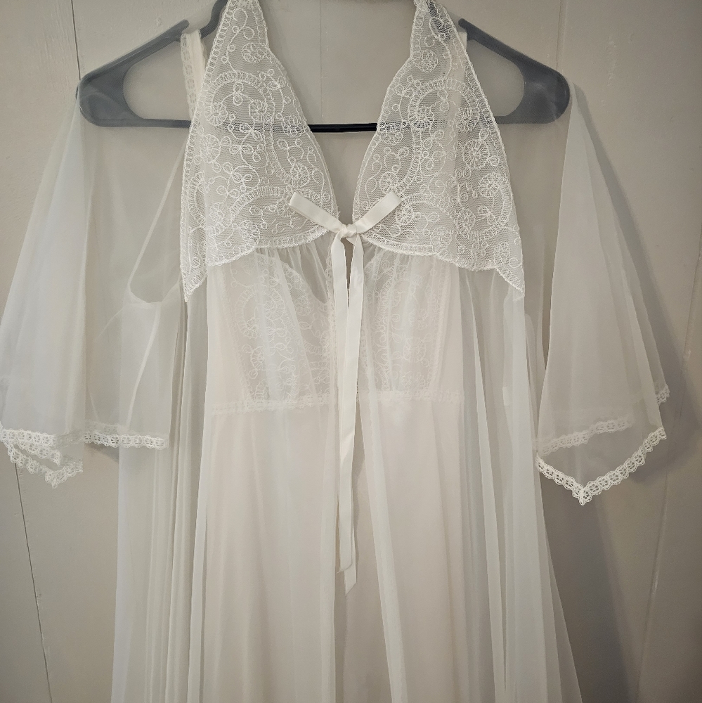 Vintage Vanity Fair robe and night gown set